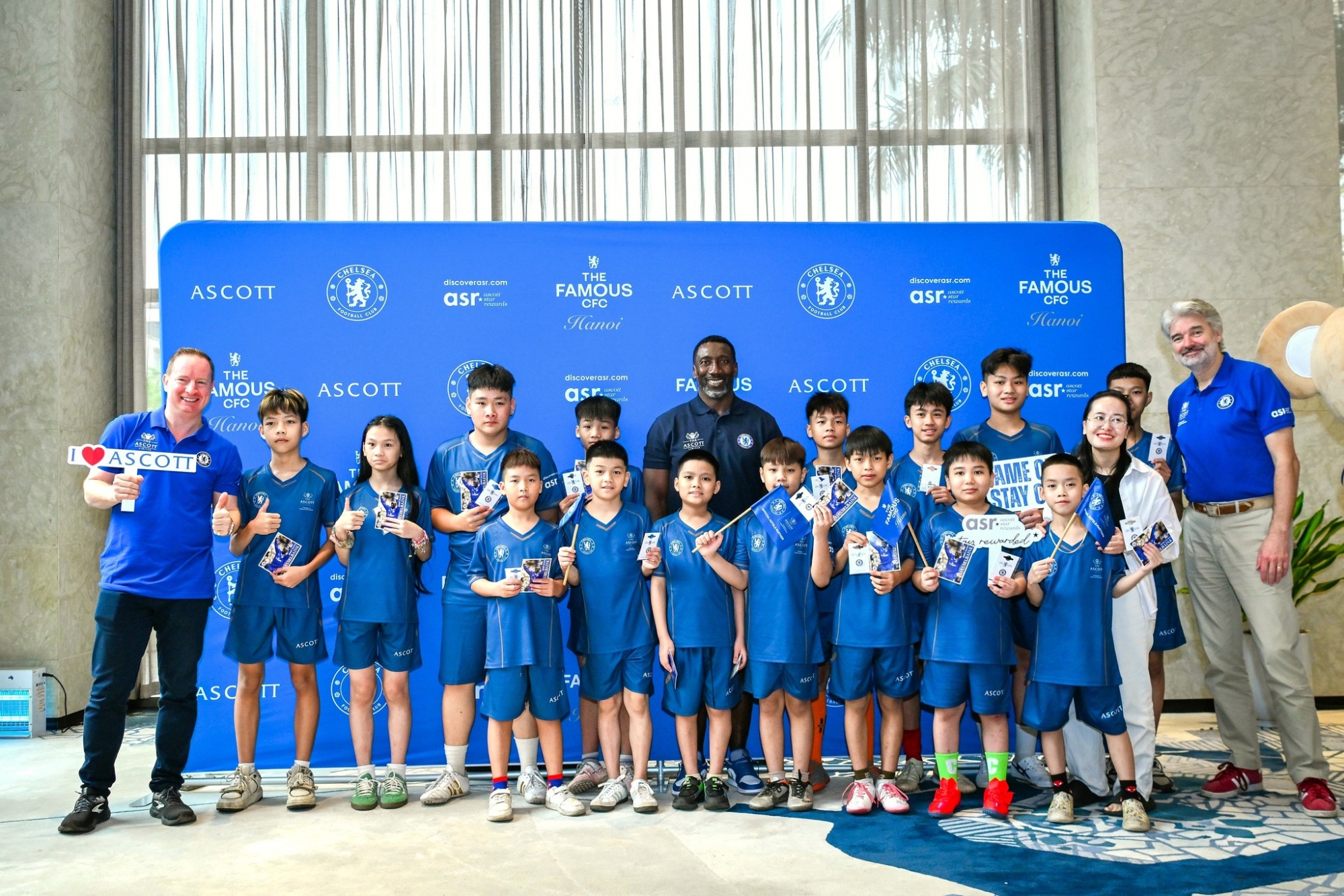 Trẻ Cắt đứt Vòng xoáy tại Hà Nội gặp gỡ và giao lưu cùng huyền thoại Chelsea Jimmy Floyd Hasselbaink