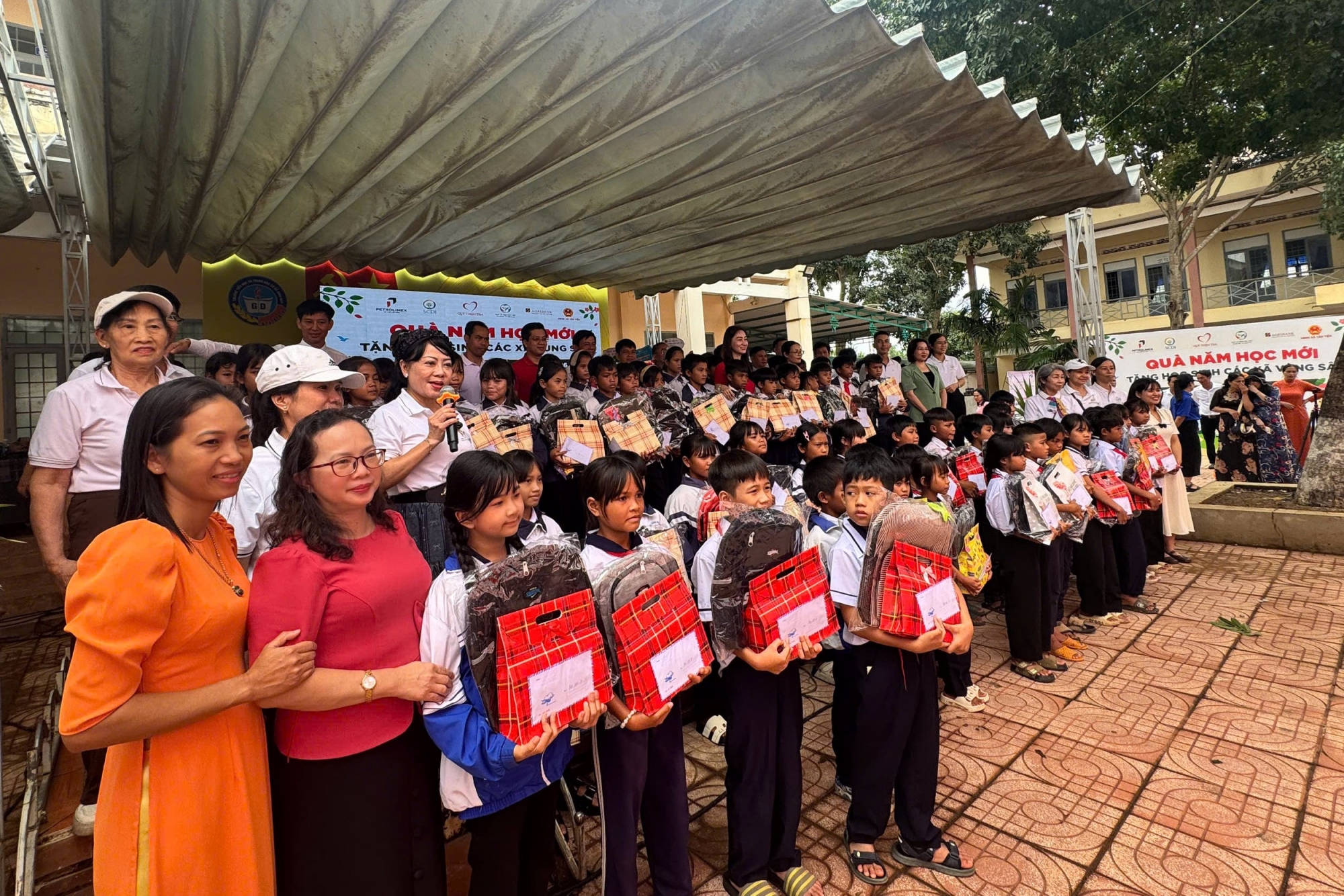 Trao 3.443 suất quà đến học sinh Đắk Lắk nhân dịp năm học mới