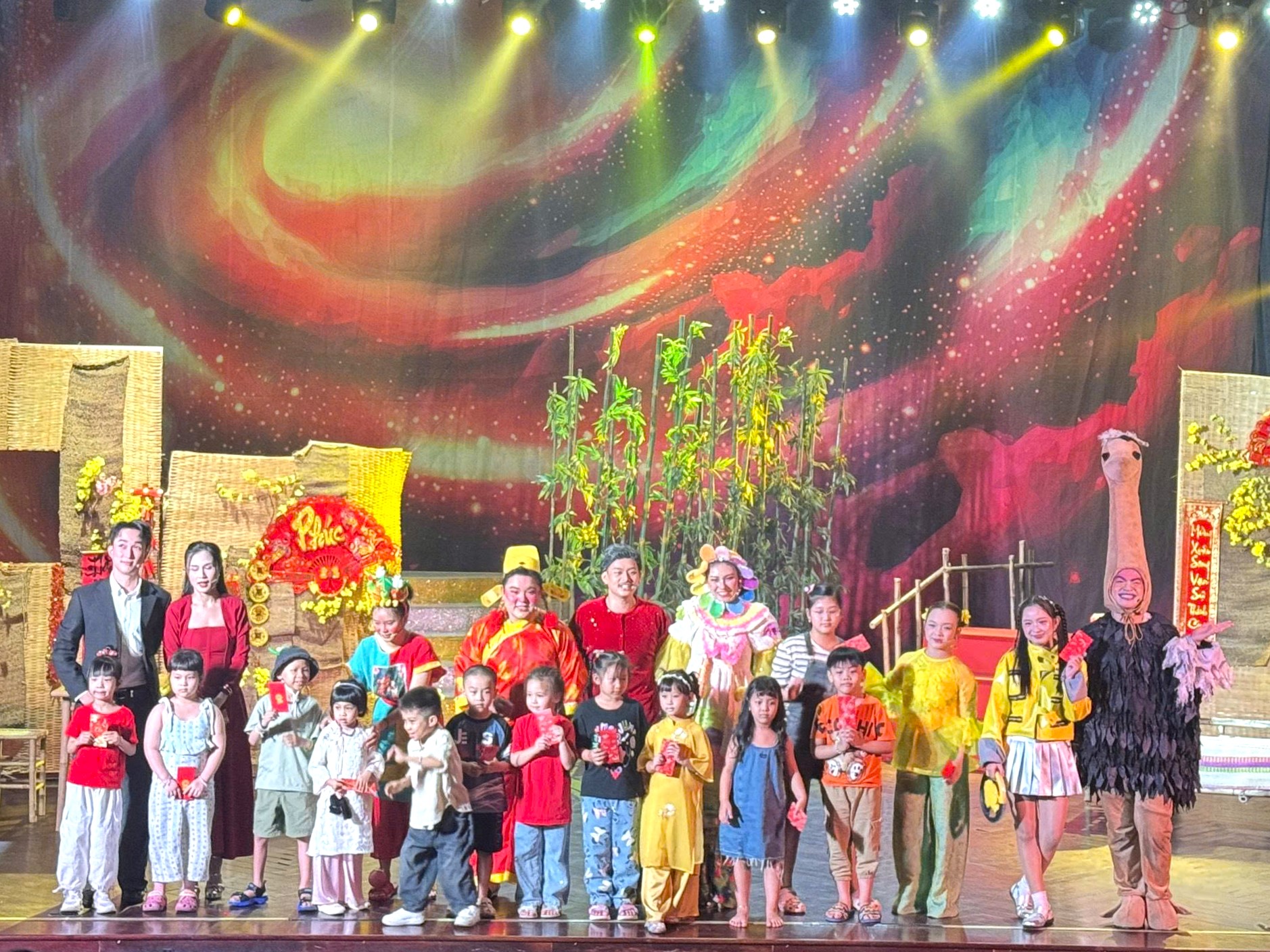 Sân khấu Ban Mai tặng 34 vé xem kịch cho trẻ trong chương trình Cắt đứt Vòng xoáy tại TP. Hồ Chí Minh